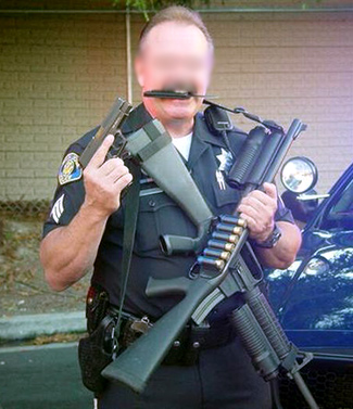 Un policía armado hasta los dientes.