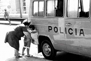 un niño meando en una lechera policial.