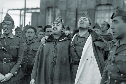 Franco y Millán Astray vestidos de legionarios, sacando pecho en una imagen de Bartolomé Ros de 1926.